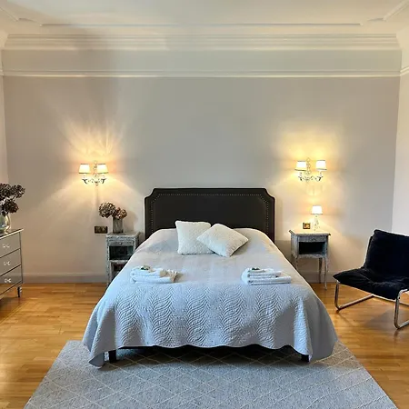 Château L'hubertière, Classé Du Tourisme 4 étoiles * Bouresse